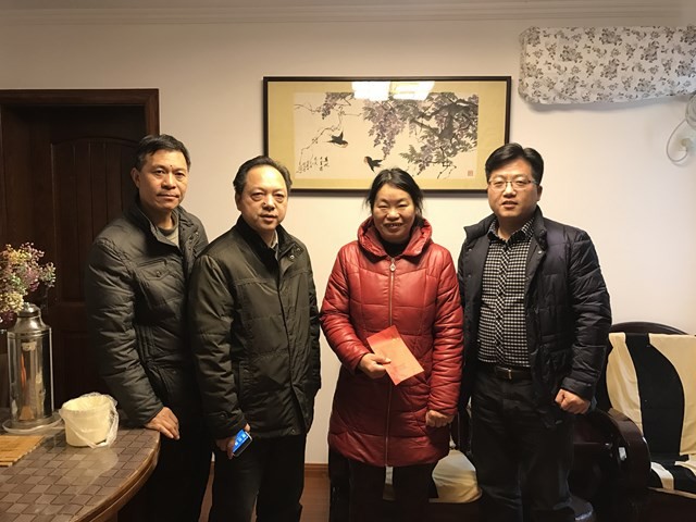 公司工會慰問勞模和困難職工家庭